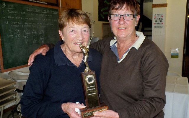 June Rahn en Jannie Brandt as Foursomes Uitklopkampioene, wat ook die manne uitgestof het. 